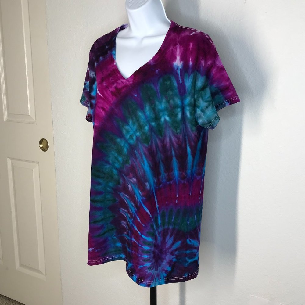 Women's Tie-Dye S/S V-Neck T-Shirt | X-Large - Picture 4 of 8